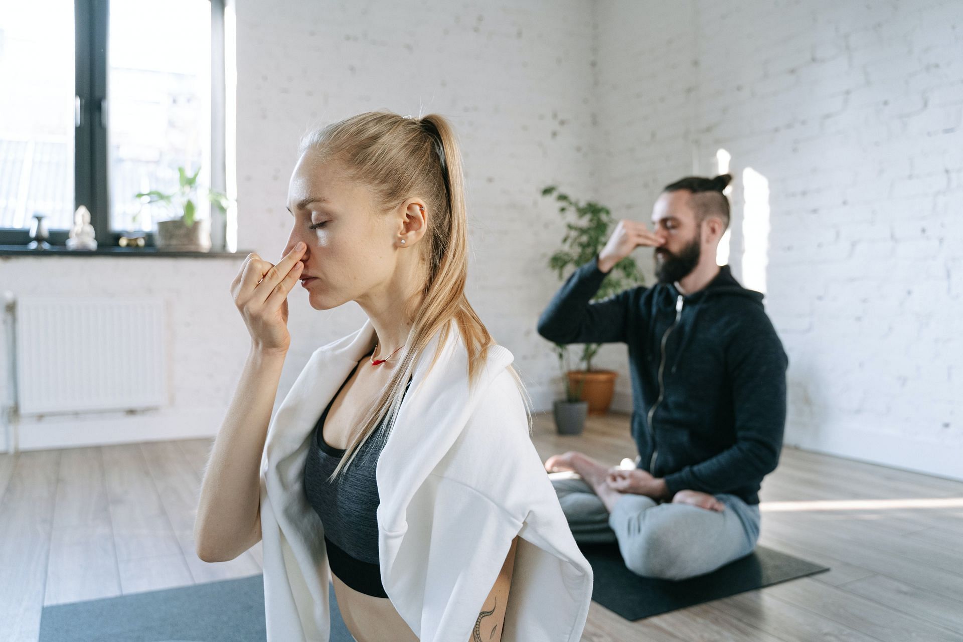 Timing is important, but not a criterion to talk to your partner. (Image via Pexels/Ivan Samkov)